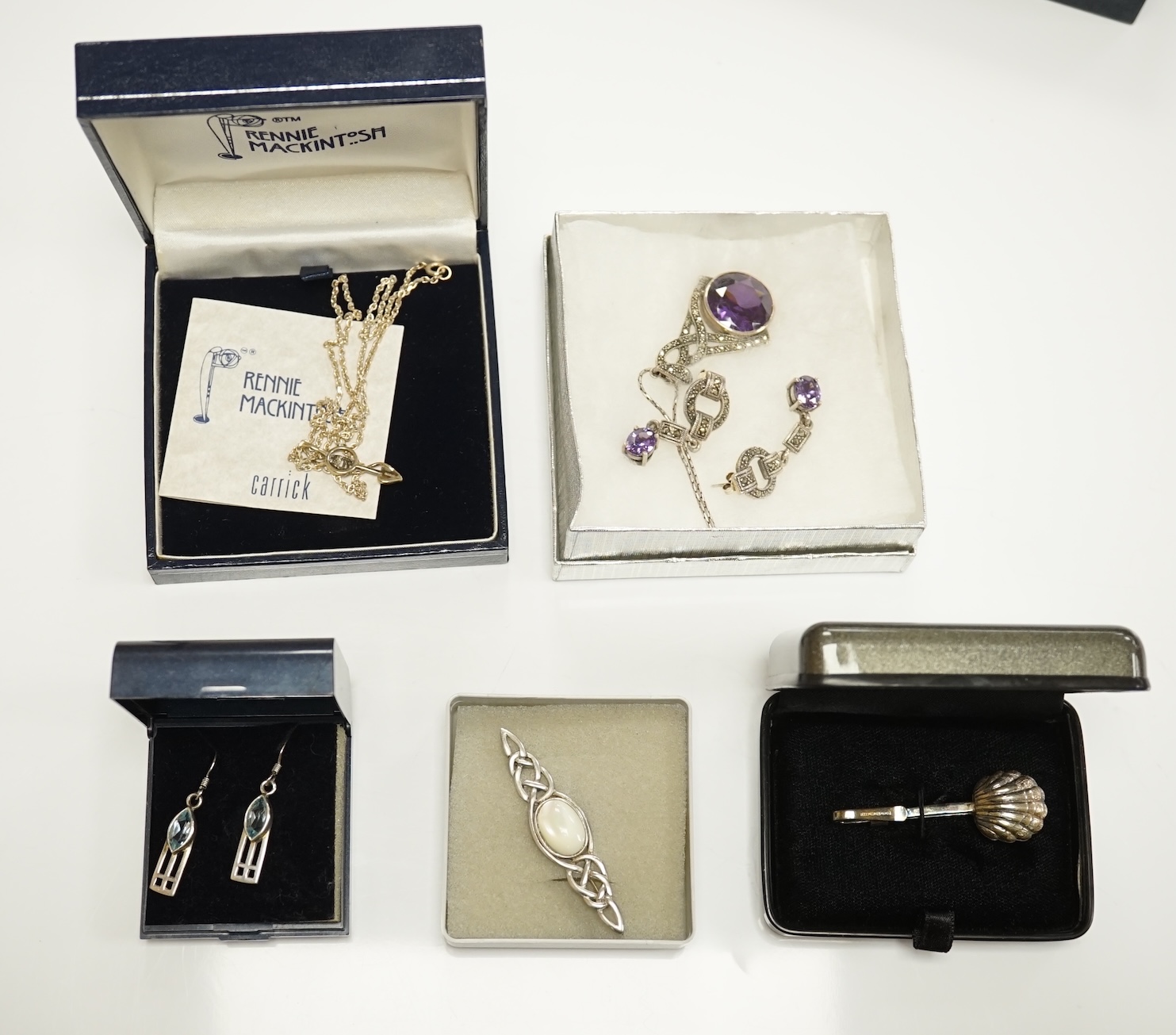 A quantity of assorted modern boxed jewellery including silver etc. Condition - poor to fair to good